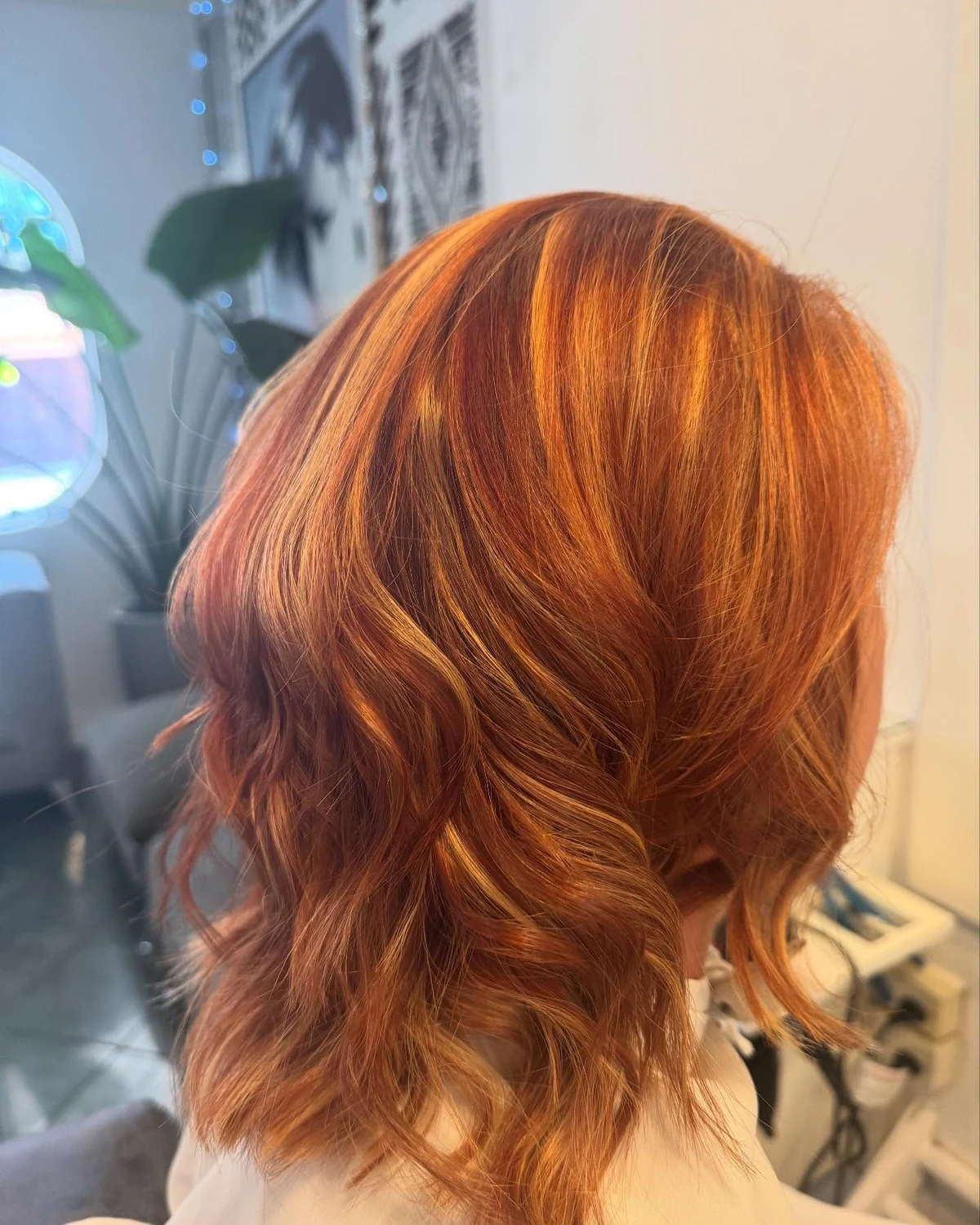 Cabello largo cobrizo peinado con ondas suaves, después del trabajo del salón.