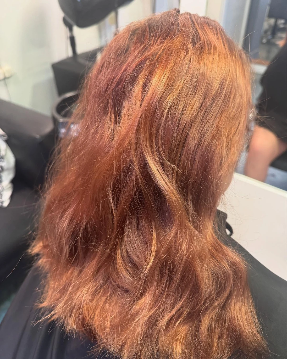 Cabello largo con color cobrizo y textura natural, antes del trabajo del salón.