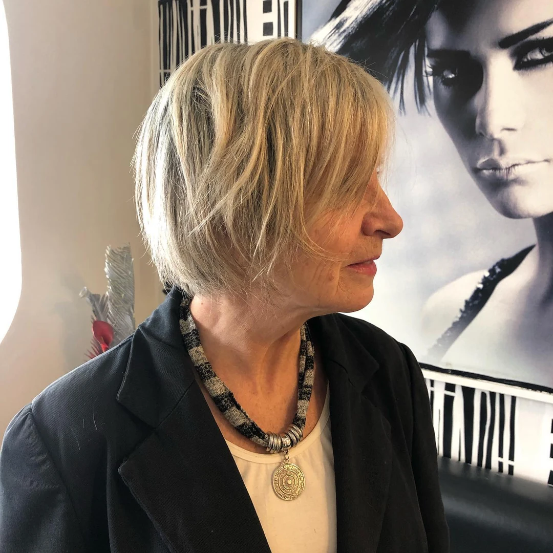 Corte bob rubio con movimiento visto de perfil.