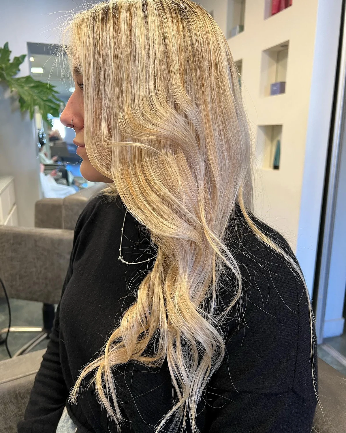 Resultado real de cabello rubio largo con capas y ondas suaves realizado en el salón.